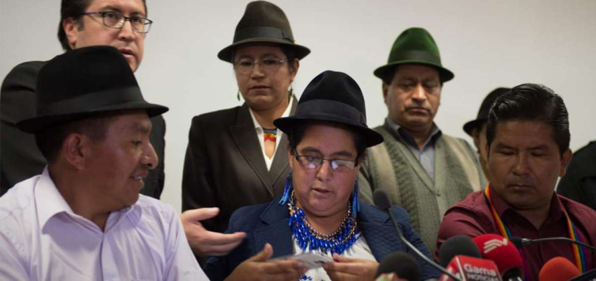 La candidata a la Presidencia (sentada al centro) junto a dirigentes de PK cuando se retract&oacute; de una acusaci&oacute;n en Twitter a la asamble&iacute;sta Mar&iacute;a Jos&eacute; Carri&oacute;n (AP).