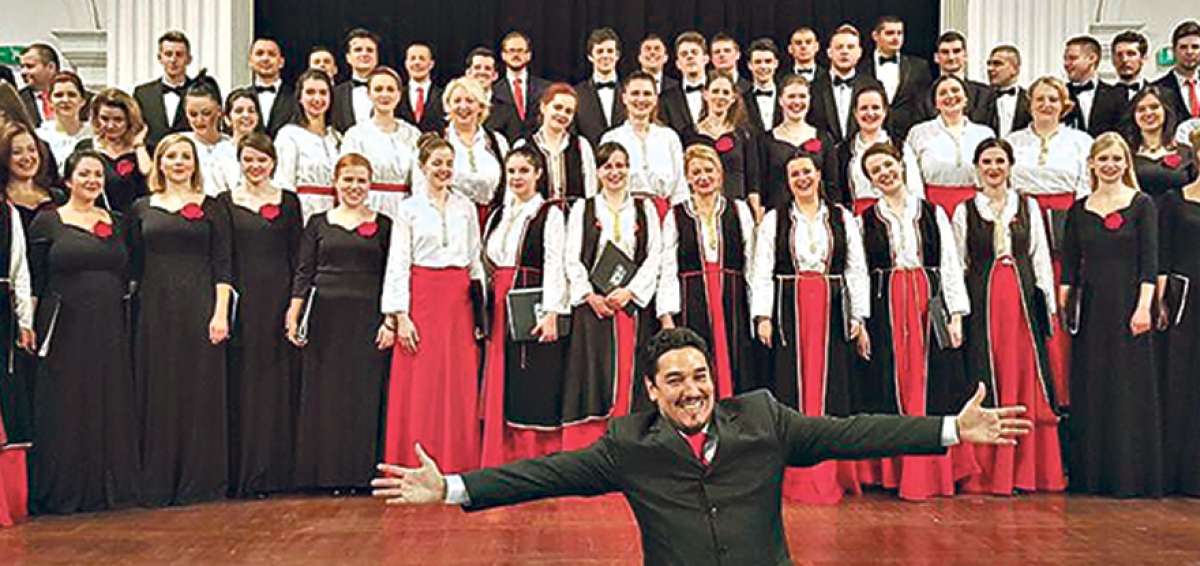 El coro de la Universidad de Guayaquil y su director Fernando Gil.