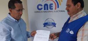 El prefecto de Santo Domingo present&oacute; su carta de desafiliaci&oacute;n ante la delegaci&oacute;n provincial del CNE.