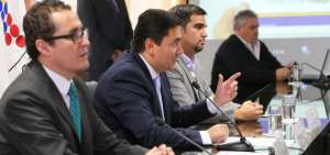 El ministro Leonardo Berrezueta (cen.) habl&oacute; junto a los viceministros Pablo Calle (izq.) y Jos&eacute; G&aacute;lvez (der.).
