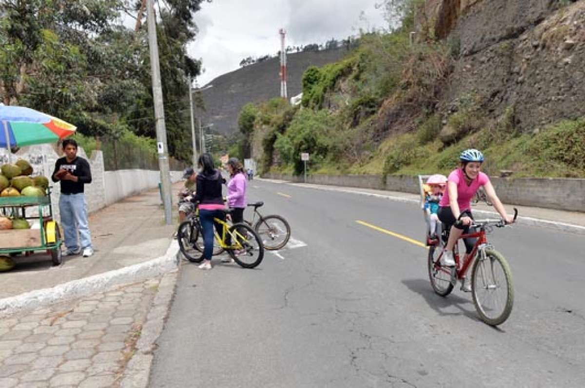 Cerca del parque El Sue&ntilde;o, una madre participa junto a su hija del ciclopaseo dominical. Foto: Roberto Ch&aacute;vez│El Tel&eacute;grafo