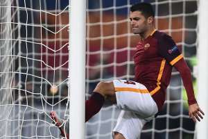 El espa&ntilde;ol Iago Falque se molesta consigo mismo por fallar una ocasi&oacute;n clara de gol. Foto: AFP