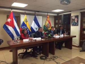 De izquierda a derecha, los embajadores Carol Delgado (Venezuela), Jorge Rodr&iacute;guez (Cuba), Sidhartha Mar&iacute;n (Nicaragua) y Juan Jurado (Bolivia) durante la rueda de prensa de respaldo a Rafael Correa. FOTO: Andr&eacute;s Granizo / EL TEL&Eacute;GRAFO