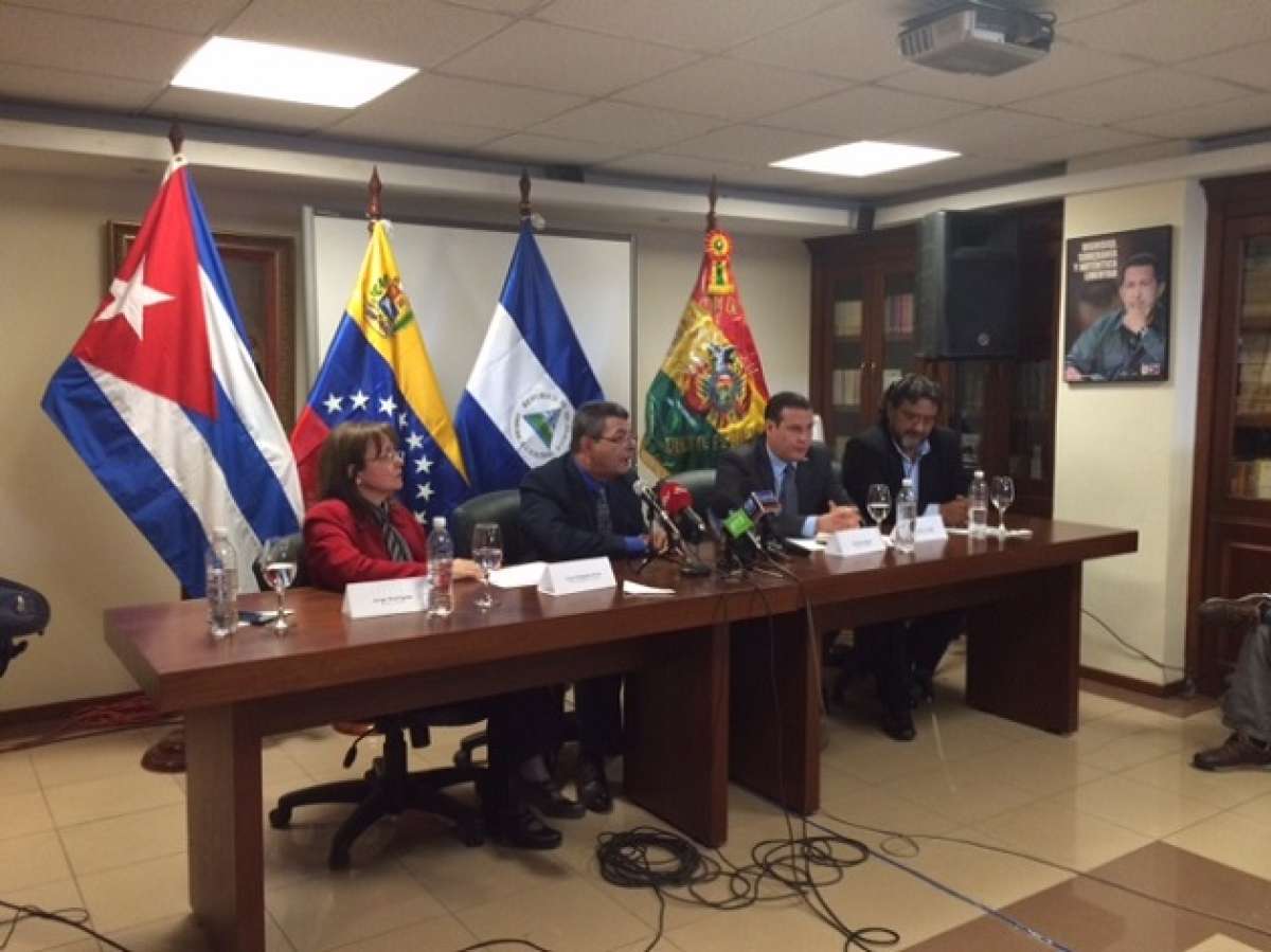 De izquierda a derecha, los embajadores Carol Delgado (Venezuela), Jorge Rodr&iacute;guez (Cuba), Sidhartha Mar&iacute;n (Nicaragua) y Juan Jurado (Bolivia) durante la rueda de prensa de respaldo a Rafael Correa. FOTO: Andr&eacute;s Granizo / EL TEL&Eacute;GRAFO