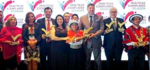 Representantes de Arcsa recibieron la tarde del mi&eacute;rcoles el primer premio del concurso &lsquo;Pr&aacute;cticas Ejemplares Ecuador&rsquo;.