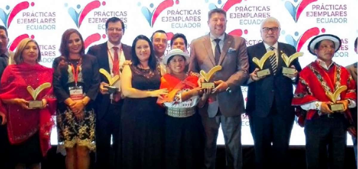 Representantes de Arcsa recibieron la tarde del mi&eacute;rcoles el primer premio del concurso &lsquo;Pr&aacute;cticas Ejemplares Ecuador&rsquo;.