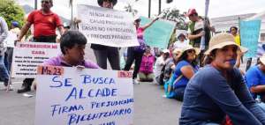 Los manifestantes, que se tomaron ayer la calle Venezuela, piden una respuesta inmediata del Municipio.