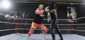 &lsquo;Ricky The America&rsquo;(izq), se enfrenta con Wolf Mask (der) en una demostraci&oacute;n de lucha libre en el cuadril&aacute;tero de WAR (World Alliance Revolution) en Quito.  