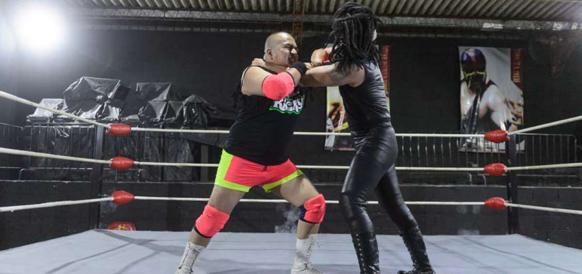 &lsquo;Ricky The America&rsquo;(izq), se enfrenta con Wolf Mask (der) en una demostraci&oacute;n de lucha libre en el cuadril&aacute;tero de WAR (World Alliance Revolution) en Quito.  
