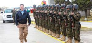 El ministro de Defensa chileno, Jos&eacute; Antonio G&oacute;mez, pasa revista a las tropas durante una ceremonia de la industria militar en Punta Arenas.