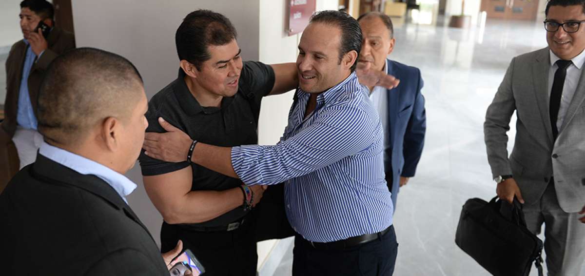 El dirigente de la Universidad Cat&oacute;lica, Francisco Egas (der.), uno de los posibles candidatos a la presidencia de la FEF, saluda a su llegada a la LigaPro.