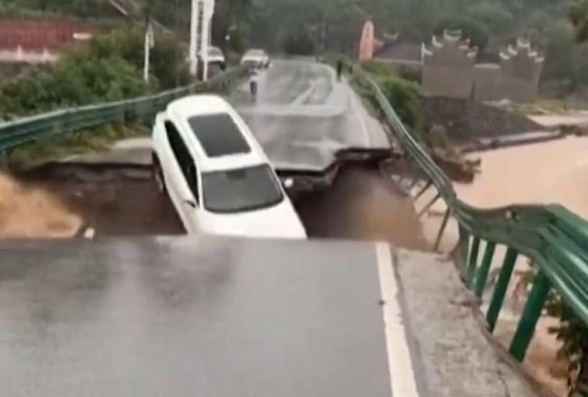 El auto fue arrastrado por el r&iacute;o.