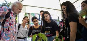 Los universitarios divulgan los perjuicios del pl&aacute;stico en el ambiente