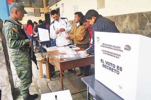 Los ciudadanos tienen la obligaci&oacute;n de sufragar y formar parte de las mesas, si los asignan. Foto: Roberto Ch&aacute;vez.