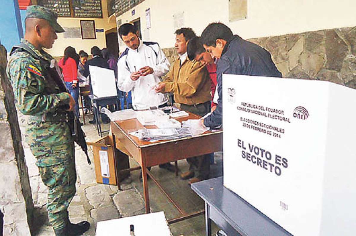 Los ciudadanos tienen la obligaci&oacute;n de sufragar y formar parte de las mesas, si los asignan. Foto: Roberto Ch&aacute;vez.