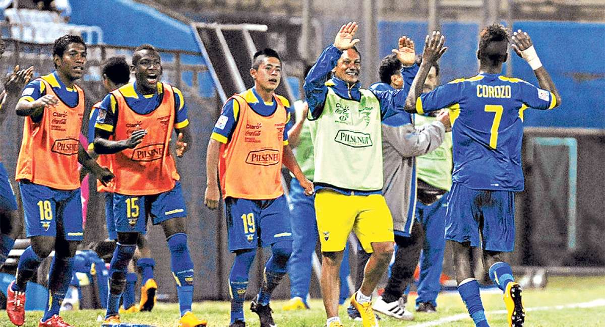 El delantero Washington Corozo (7) corri&oacute; a la banca de suplentes para festejar el segundo tanto de Ecuador con los miembros del cuerpo t&eacute;cnico y el resto de sus compa&ntilde;eros. Foto: AFP