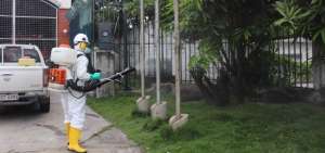 Los uniformados fumigan sus estaciones para evitar alg&uacute;n contagio.