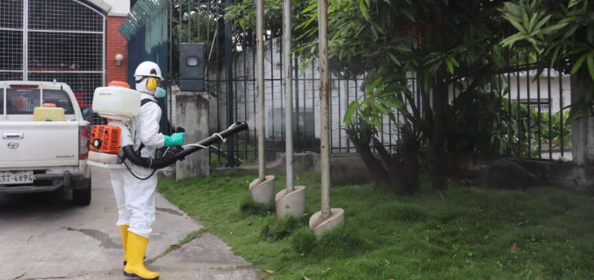 Los uniformados fumigan sus estaciones para evitar alg&uacute;n contagio.