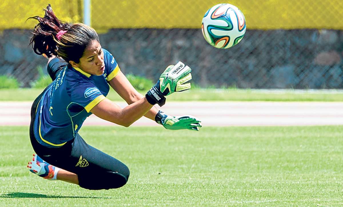 La golera guayaquile&ntilde;a Shirley Berruz, que act&uacute;a en el Rocafuerte de su ciudad, se inici&oacute; en el baloncesto, pero luego se decidi&oacute; por el f&uacute;tbol. El b&aacute;squet le facilit&oacute; algunos aspectos a la hora de atajar. Foto: Marco Salgado.