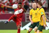 El peruano Pedro Aquino busca el balón ante la zaga australiana