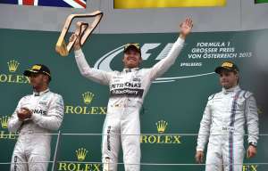 Rosberg (c) levanta su trofeo acompa&ntilde;ado de Hamilton (i) y Massa. Foto: AFP