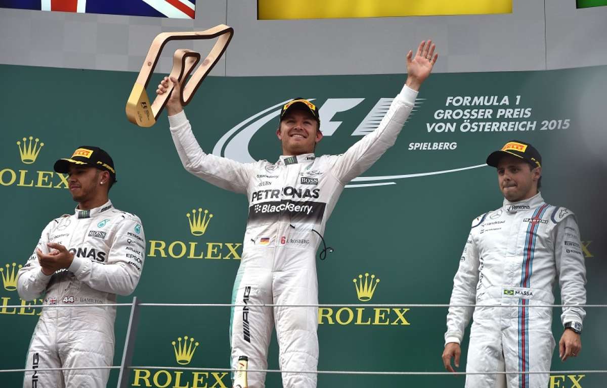 Rosberg (c) levanta su trofeo acompa&ntilde;ado de Hamilton (i) y Massa. Foto: AFP