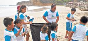En la punta de Monta&ntilde;ita los ni&ntilde;os miembros del Club Ecol&oacute;gico de la localidad salen con adultos en minga a limpiar la playa. Foto: Nina Romero / El Tel&eacute;grafo