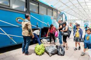 En la terminal de Quitumbe, al sur de Quito, varias personas regresaron a sus hogares, luego del feriado. Foto: John Guevara / El Tel&eacute;grafo