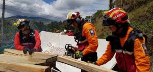 Los agentes de bomberos durante el simulacro.