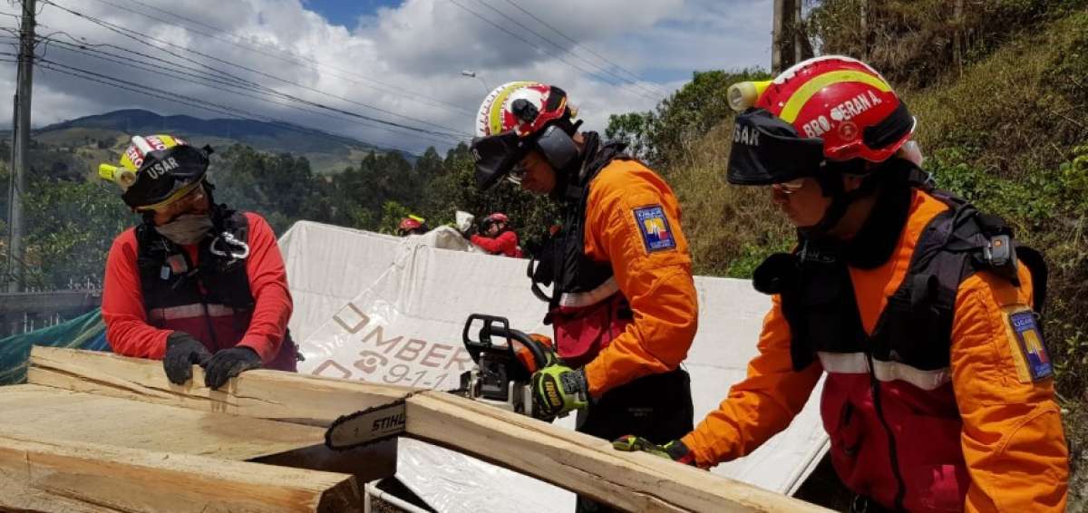 Los agentes de bomberos durante el simulacro.