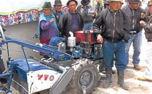 Los comuneros accedieron a maquinaria y semillas para mejorar la producci&oacute;n en sus terrenos. Foto: Cortes&iacute;a