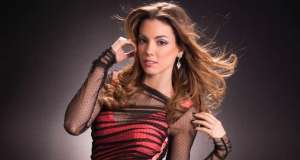 Carolina Aguirre es una cantante que le gusta lucir atuendos cl&aacute;sicos que van a la par con su propuesta en escena. Cortes&iacute;a