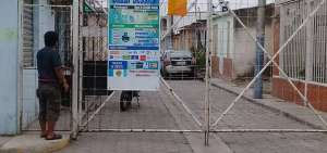 Una persona ajena a la cuadra no puede ingresar y debe caminar m&aacute;s de ocho de ellas para poder acceder. Los habitantes dicen que as&iacute; est&aacute;n seguros.