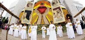 El Coro Diocesano y un grupo infantil generaron aplausos del p&uacute;blico con c&aacute;nticos espirituales y danzas.