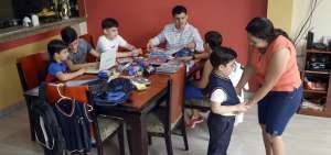 Especialistas recomiendan que los padres se involucren en las actividades del hogar y el cuidado de los hijos. Las tareas deben distribuirse de manera equitativa en la familia.