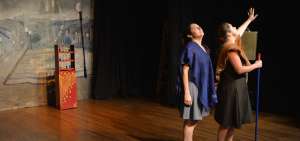 Julia Silva (izq) y Claudia Roggiero llevan el ritmo de la producci&oacute;n a trav&eacute;s de historias y situaciones.  