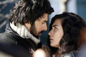 Beso en telenovela genera pol&eacute;mica en Turqu&iacute;a 