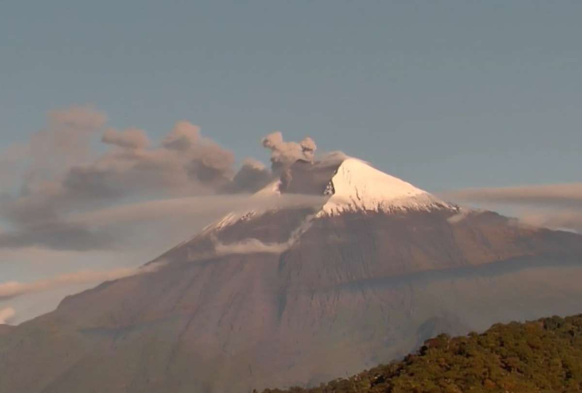 El volcán Sangay emitió una nube de ceniza durante la tarde del lunes 12 de septiembre.