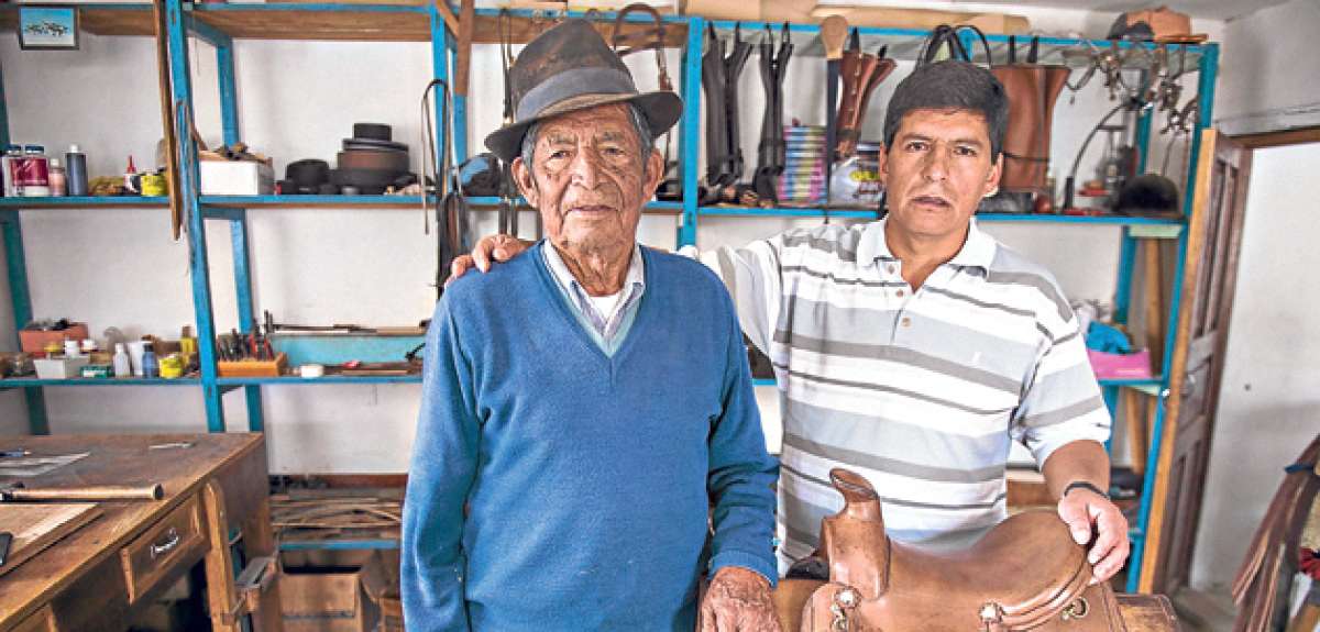 Oswaldo Sarzosa y su hijo Jaime tienen un taller en Zuleta. Sus productos son comercializados para clientes de diferentes provincias del pa&iacute;s. Fotos: Daniel Molineros / El Tel&eacute;grafo