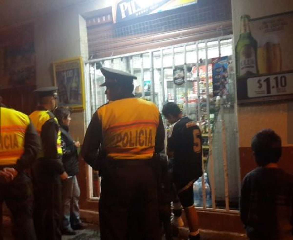 El operativo incluy&oacute; a licorer&iacute;as y lugares donde se vend&iacute;an bebidas alcoh&oacute;licas. Foto: Cortes&iacute;a del Ministerio del Interior