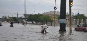 10 horas de lluvias inundaron las calles de Machala