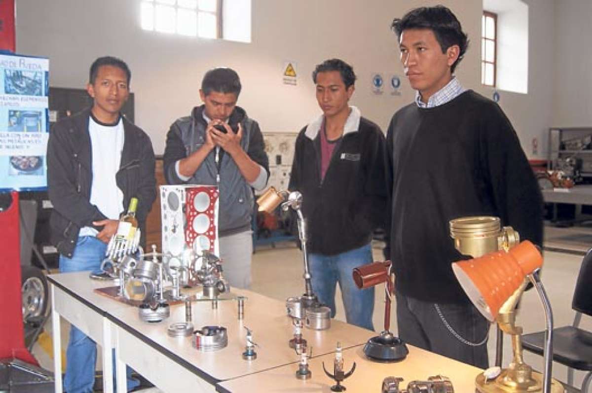 Los estudiantes explicaron sus proyectos y sus posibles aplicaciones en empresas privadas o estatales que puedan auspiciarlos. Foto: Silvia Osorio |  para El Tel&eacute;grafo