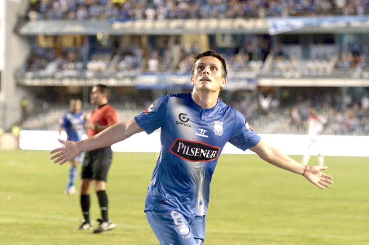 Marcos Mondaini celebrando el segundo gol del encuentro. El delantero fue uno de los jugadores m&aacute;s activos del partido la noche de ayer. Foto: Jos&eacute; Mor&aacute;n.