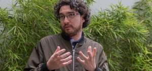 Juan Romero Vinueza: &ldquo;Lo solemne no hace que un poeta sea mejor que otro&rdquo;