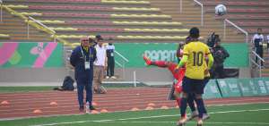 El entrenador de Ecuador, el argentino Jorge C&eacute;lico (i), observ&oacute; desde la banda el cotejo de ayer. En la acci&oacute;n, Jordan Rezabala (10) disputa el bal&oacute;n.