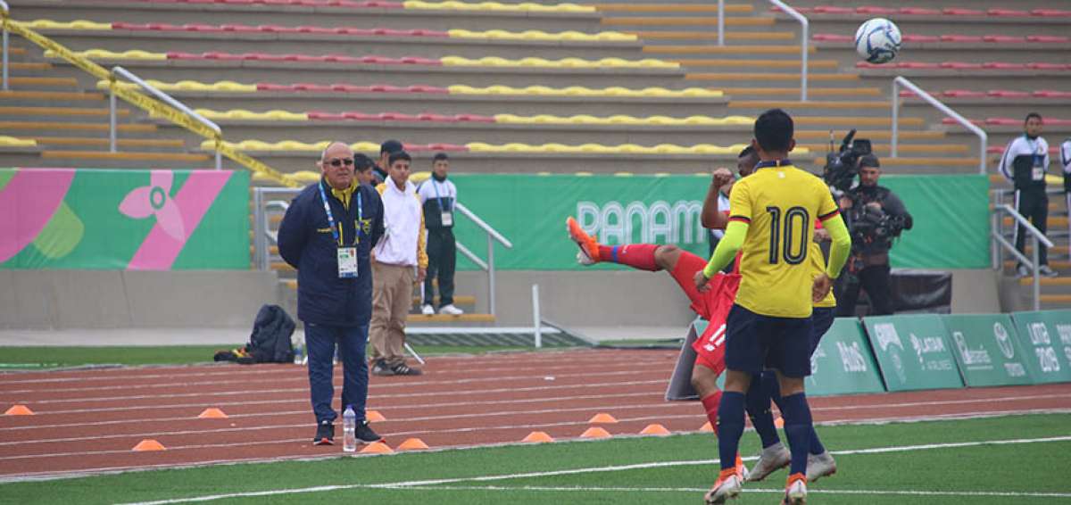 El entrenador de Ecuador, el argentino Jorge C&eacute;lico (i), observ&oacute; desde la banda el cotejo de ayer. En la acci&oacute;n, Jordan Rezabala (10) disputa el bal&oacute;n.