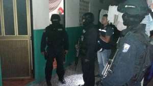 Miembros de las unidades especiales de la Polic&iacute;a realizaron varios allanamientos. Foto: Cortes&iacute;a 