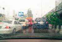 Durante épocas de lluvia es común que el tráfico aumente y por ello es importante que los conductores manejen con precaución.
