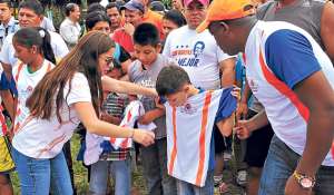 Las autoridades de Manab&iacute; y Guayas se trasladaron al recinto Santa Mar&iacute;a para participar en las celebraciones por el aniversario del lugar. Foto: cortes&iacute;a