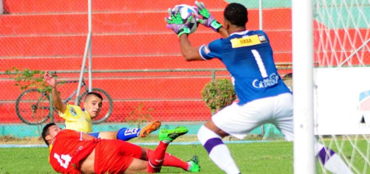El arquero de River, Alexis Tenorio (d), evit&oacute; en muchas ocasiones que Delf&iacute;n se lleve el triunfo.